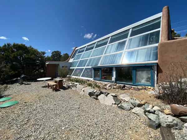 Earthship artistico Vista de la montana de Taos Earthship artístico - Vista de la montaña de Taos