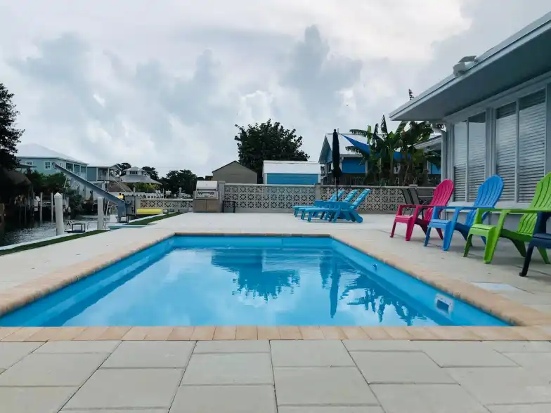 Escapada de cola amarilla con muelle y piscina Escapada de cola amarilla con muelle y piscina